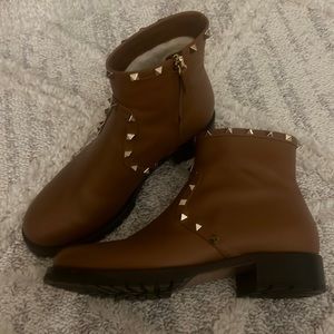 VALENTINO BOOTS. Size 40EU.Near Perfect condition